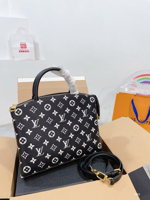 Modern Style Trendy LV Handbag L961