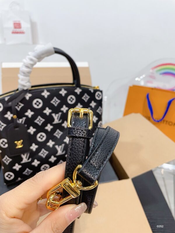 Modern Style Trendy LV Handbag L961