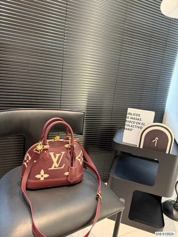 Modern Style Trendy LV Handbag L2109.2