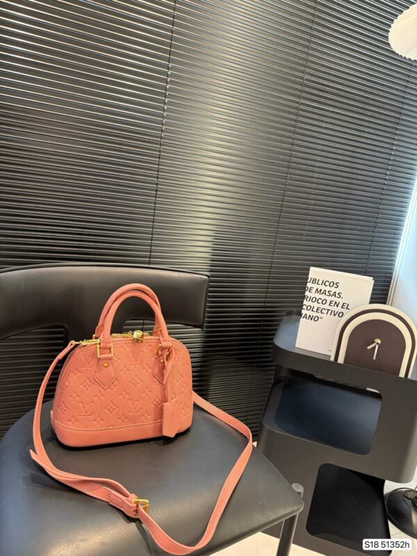 Modern Style Trendy LV Handbag L2109.2