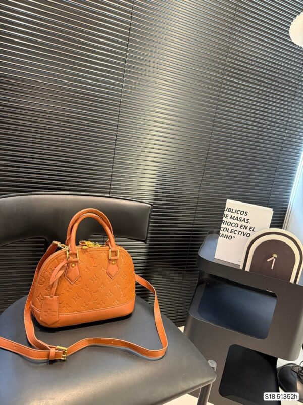 Modern Style Trendy LV Handbag L2109.2