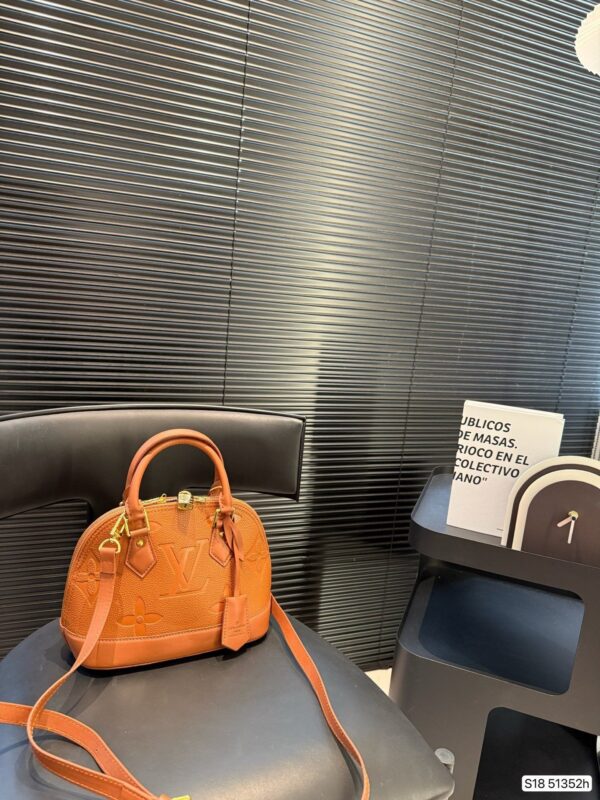 Modern Style Trendy LV Handbag L2109.2