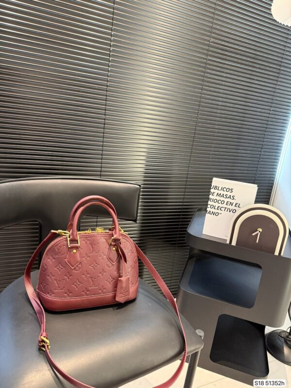 Modern Style Trendy LV Handbag L2109.2