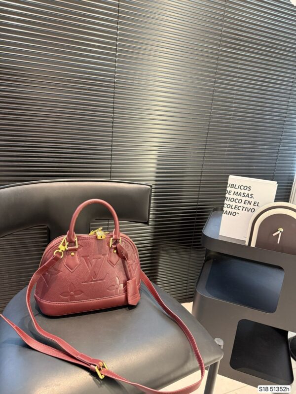 Modern Style Trendy LV Handbag L2109.2