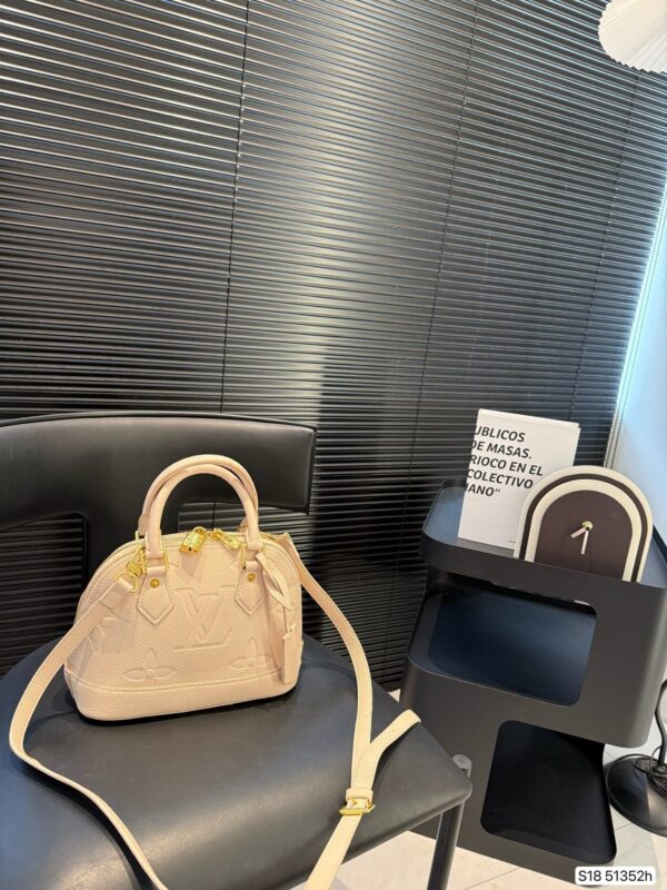 Modern Style Trendy LV Handbag L2109.1