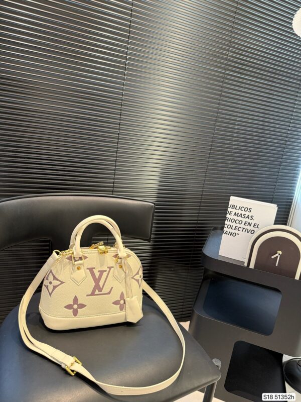 Modern Style Trendy LV Handbag L2109.1