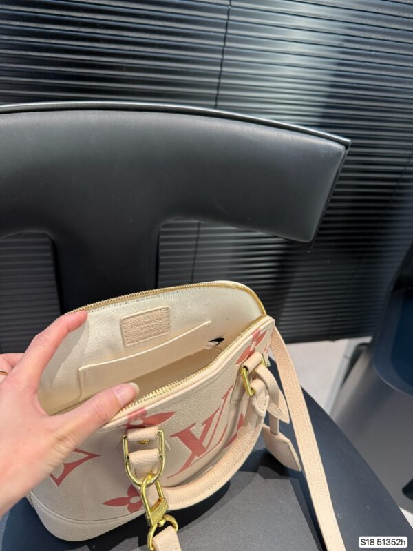 Modern Style Trendy LV Handbag L2109
