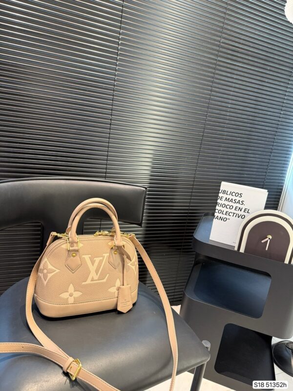 Modern Style Trendy LV Handbag L2109