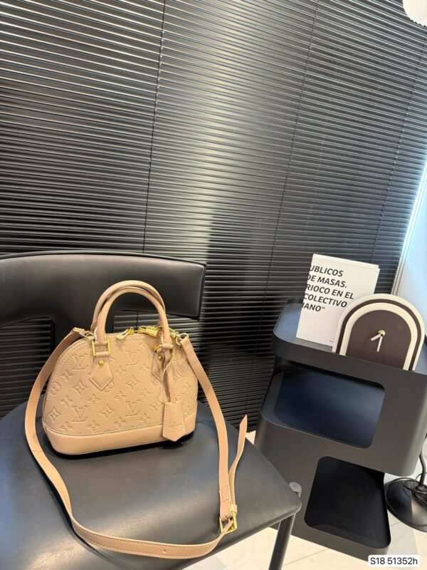 Modern Style Trendy LV Handbag L2109