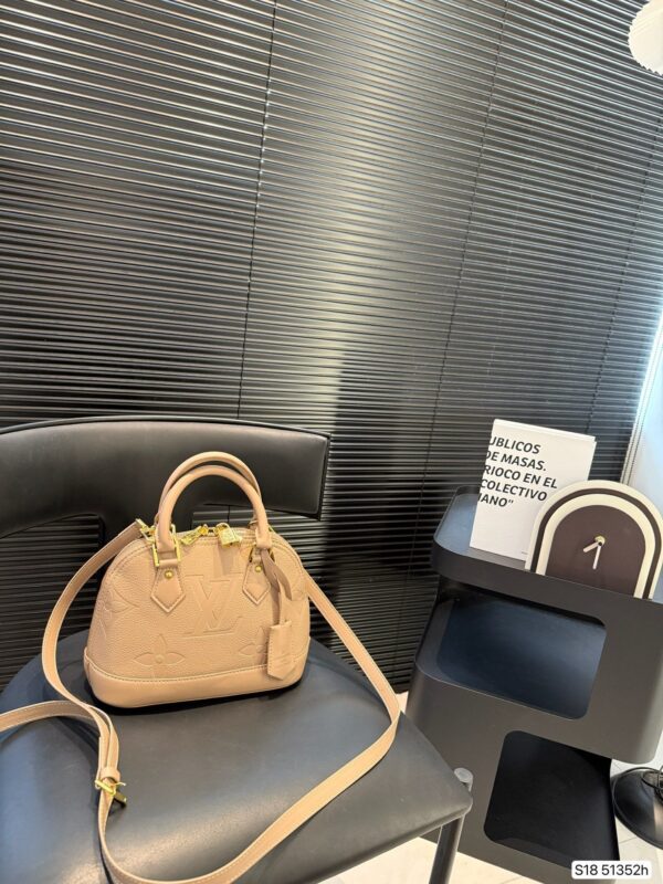 Modern Style Trendy LV Handbag L2109