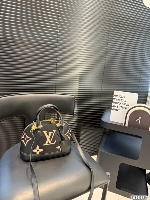 Modern Style Trendy LV Handbag L2109