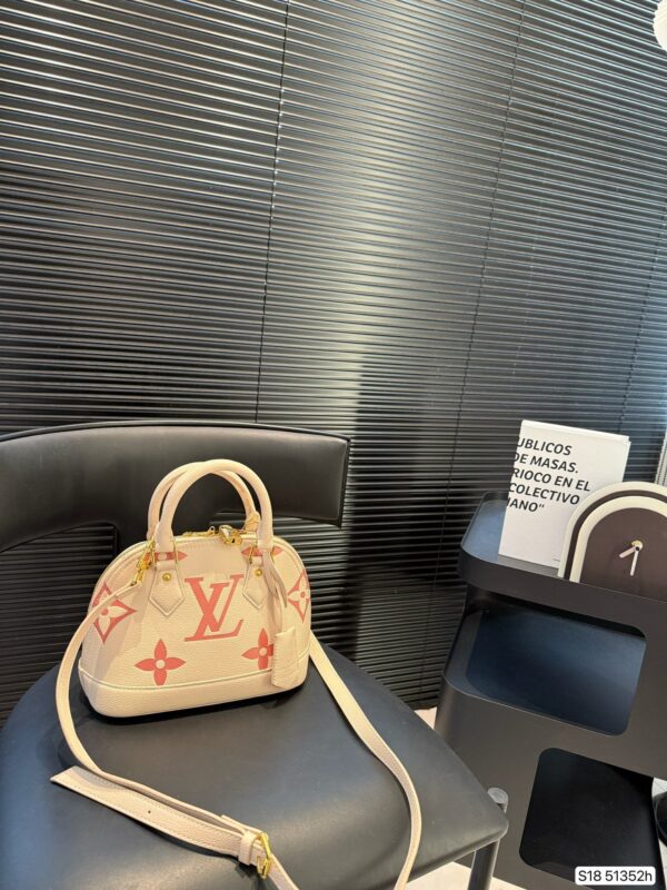 Modern Style Trendy LV Handbag L2109