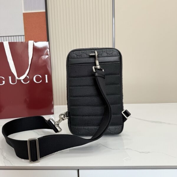 GG Emblem Small Crossbody Bag 862915
