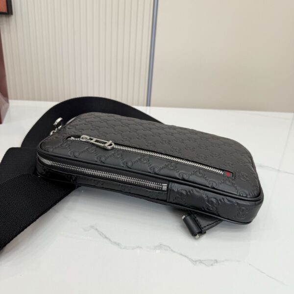 GG Emblem Small Crossbody Bag 862915