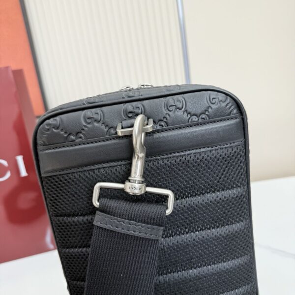 GG Emblem Small Crossbody Bag 862915