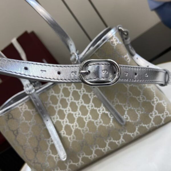 GG Emblem Medium Tote Bag 815214-2