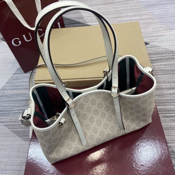 GG Emblem Medium Tote Bag 815214