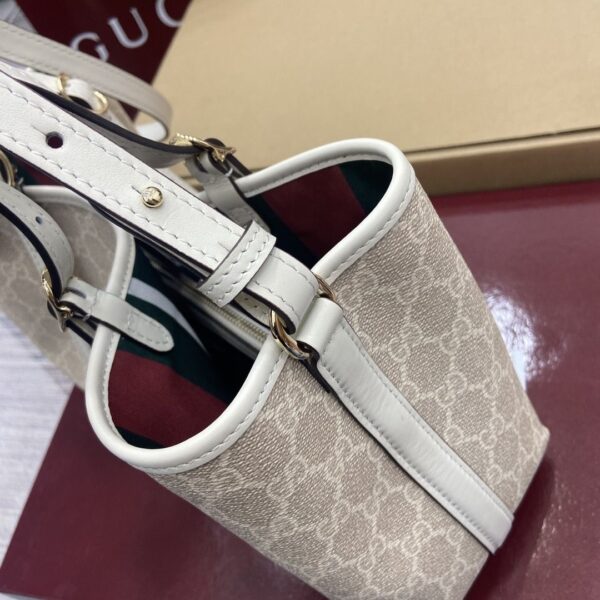 GG Emblem Medium Tote Bag 815214