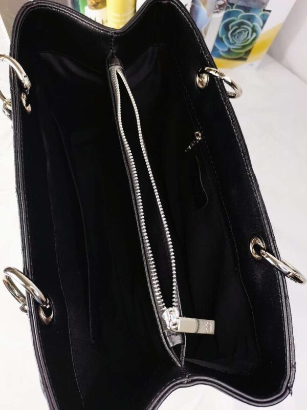 Modern Style Trendy CN Handbag 626